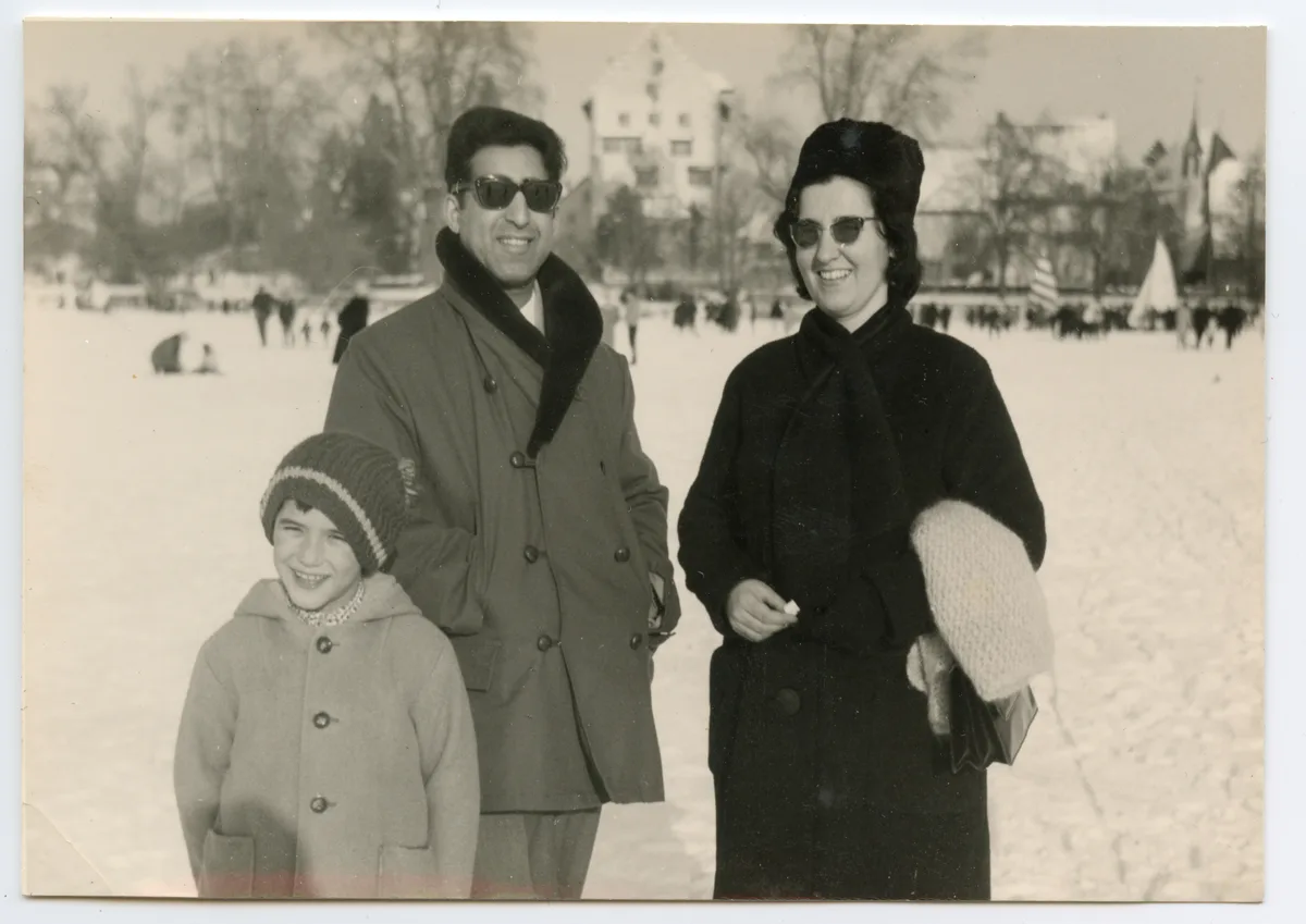 Eine Familie auf einem alten Foto aus den 1960er Jahren. Es ist die Familie von Samir, der damals siebenjährig war. Heute ist er Regisseur.
